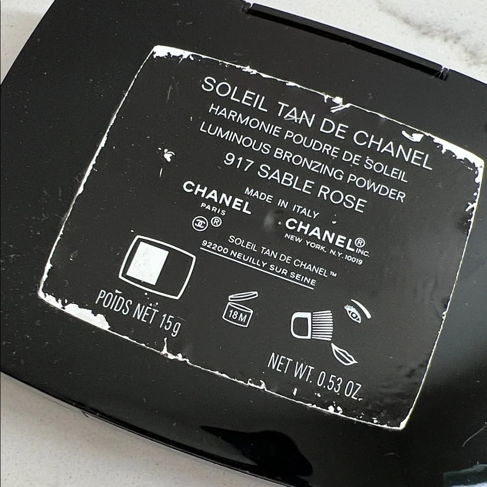 CHANEL blush palette with harmonious stripes of gold, brown, and pink.